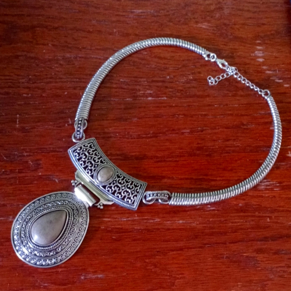 Green Stone Pendant Silver-Tone Necklace 17"